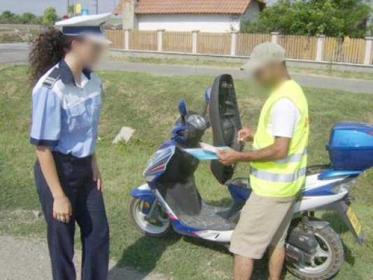 Prins conducând un moped, fără permis